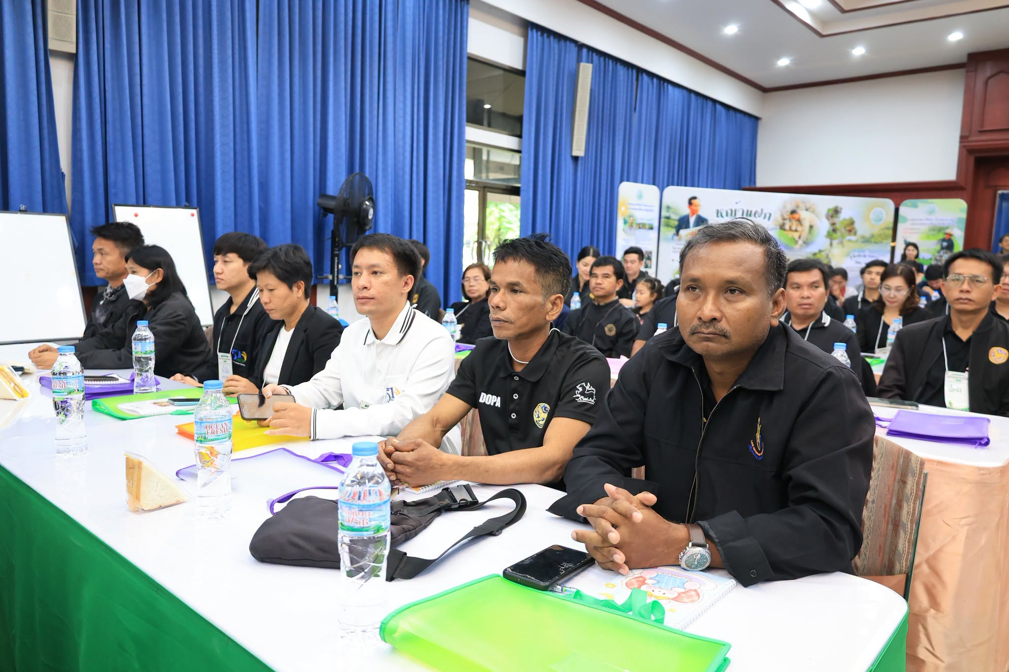 title - ปฏิรูปที่ดินจังหวัดเพชรบุรี มอบหมายให้ นายเศรษฐพงษ์ ผ่องศรี เจ้าหน้าที่ปฏิรูปที่ดิน พร้อมด้วย เกษตรกรในพื้นที่เขตปฏิรูปที่ดิน อำเภอเขาย้อย ร่วมโครงการฝึกอบรมเชิงปฏิบัติการ หลักสูตร “รู้ปลูก รู้รักษา รู้คุณค่าของหญ้าแฝก” ระยะที่ 2 ภายใต้โครงการพัฒนาและรณรงค์การใช้หญ้าแฝกอันเนื่องมาจากพระราชดำริ ประจำปีงบประมาณ พ.ศ. 2569